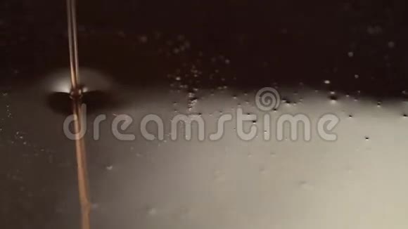 红色油状液体喷得很漂亮油和泡沫视频的预览图