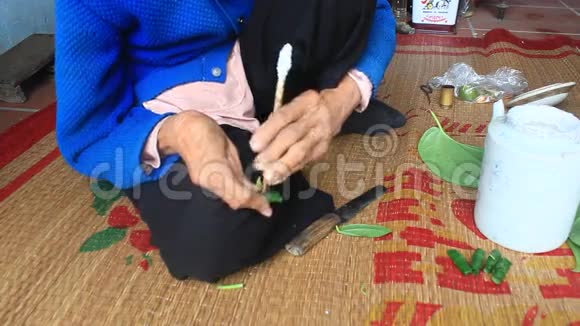 女人用槟榔和槟榔做槟榔视频的预览图