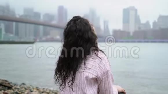 在纽约散步的年轻女子视频的预览图