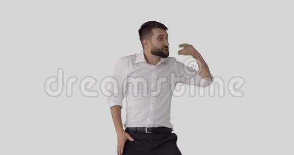 男人在白色背景下跳舞视频的预览图