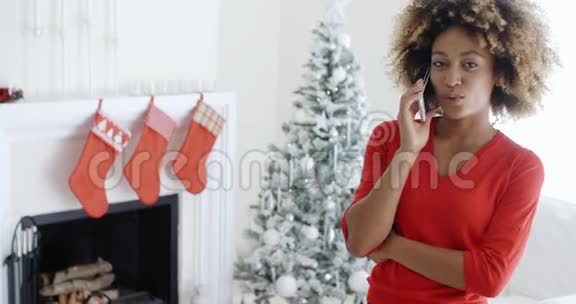 时髦的年轻女性在圣诞节时在手机上聊天视频的预览图