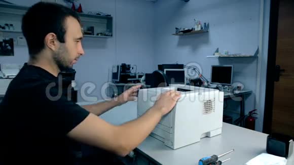中档工人修理电子产品视频的预览图