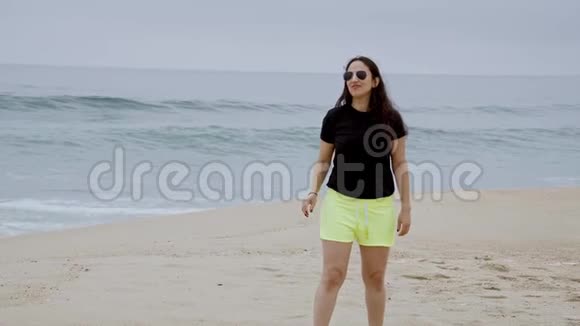 年轻女子暑假期间在海滩上放松视频的预览图