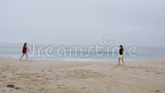 夏天的阳光和海滩上的乐趣女孩们放松在海边玩得很开心视频的预览图