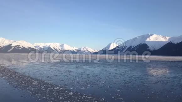 阿拉斯加的冰随着潮水流动视频的预览图