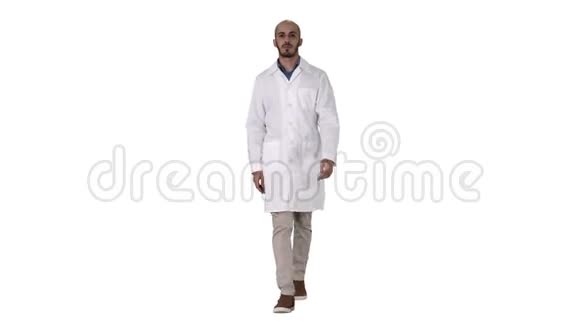 白色背景的男阿拉伯医生视频的预览图