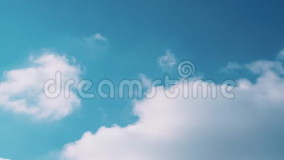 蓝天和云彩美丽的云堆在蔚蓝平静的天空上安静的傻瓜视频的预览图