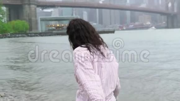 在纽约散步的年轻女子视频的预览图