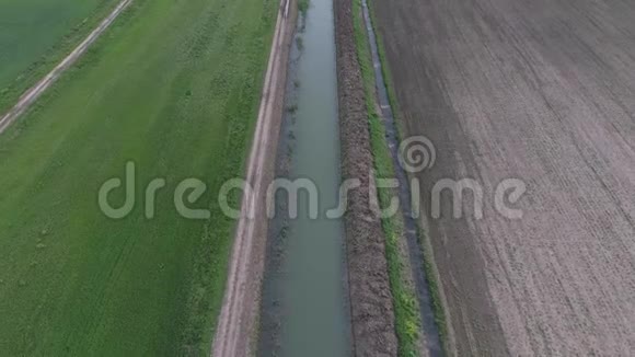 水稻系统的顶级灌溉渠灌溉农田的运河视频的预览图