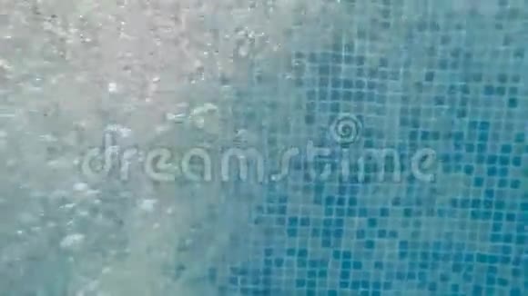 水中的气泡池中的水视频的预览图