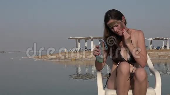 享受来自以色列死海的天然矿泥的女人视频的预览图