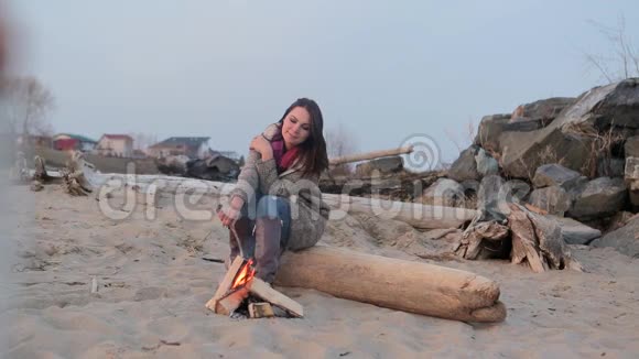 两个女人坐在火边烧烤野餐视频的预览图