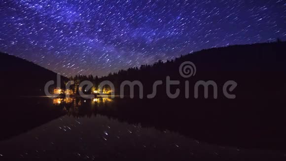 湖上美丽的夜空倒影视频的预览图