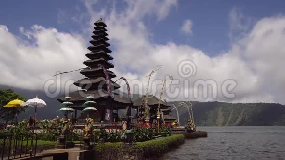 巴厘岛的印度教寺庙普拉乌伦达努布拉坦视频的预览图