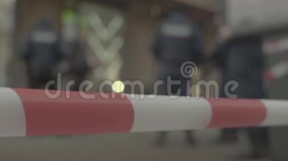 在犯罪现场设置障碍警示警察磁带基辅乌克兰视频的预览图