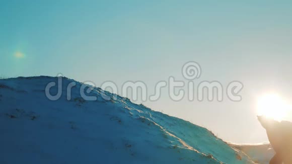 成功胜利赢商旅理念攀岩者上升到雪山的顶端日落的轮廓雪视频的预览图