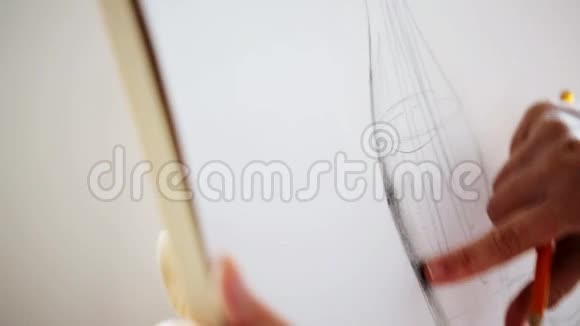 艺术家用铅笔画纸上的静物视频的预览图