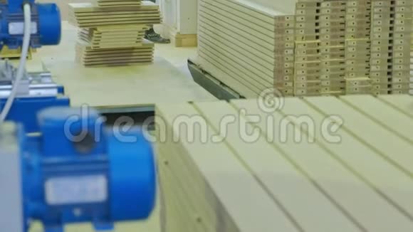 木坯打磨工艺木门生产视频的预览图