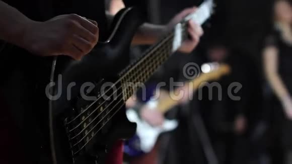 音乐会摇滚乐队与歌手吉他鼓手在舞台上表演音乐视频朋克重金属或摇滚视频的预览图
