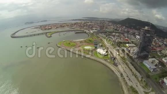 俯瞰巴拿马城天际线和高速公路视频的预览图
