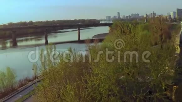 基辅Dnieper河附近有一座金色大十字架的木制教堂的鸟瞰图视频的预览图