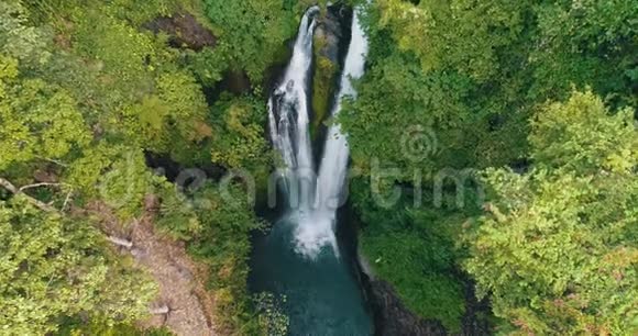 巴厘岛美丽的AlingAling瀑布的鸟瞰图视频的预览图