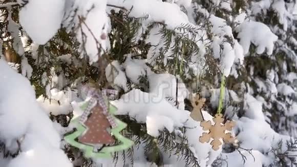 圣诞装饰挂着视频的预览图