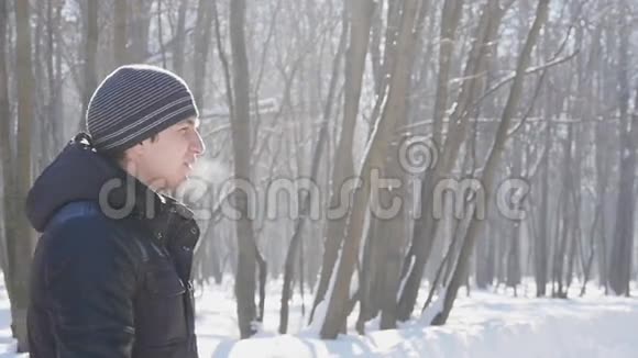 冬季公园的年轻夫妇快乐慢动作视频的预览图