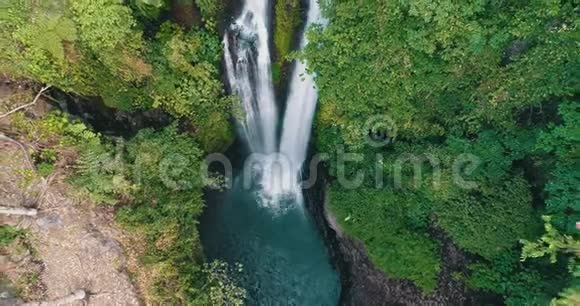 巴厘岛美丽的AlingAling瀑布的鸟瞰图视频的预览图
