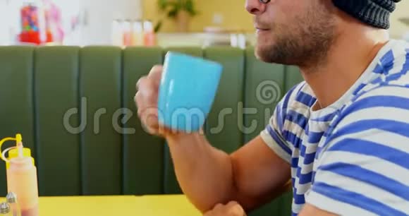 喝咖啡的男人视频的预览图