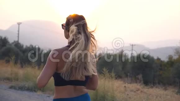 女子户外马拉松长跑训练运动女孩在乡间小路慢跑健康的积极生活方式慢慢视频的预览图