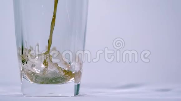汽水变成玻璃特写视频的预览图