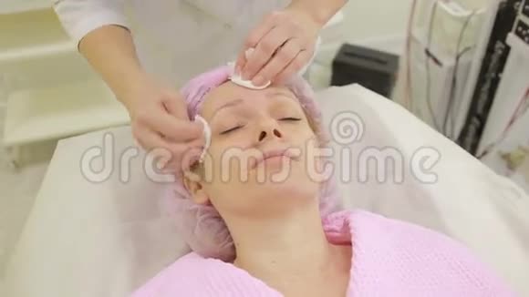 女人接受水疗治疗的脸深层面部清洁视频的预览图