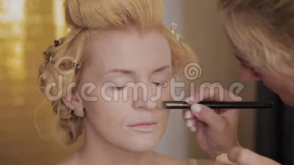 专业化妆师将模特化妆照片应用于女性视频的预览图