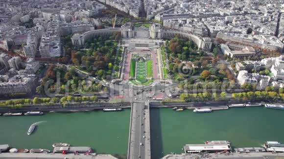 从巴黎埃菲尔铁塔观看视频的预览图