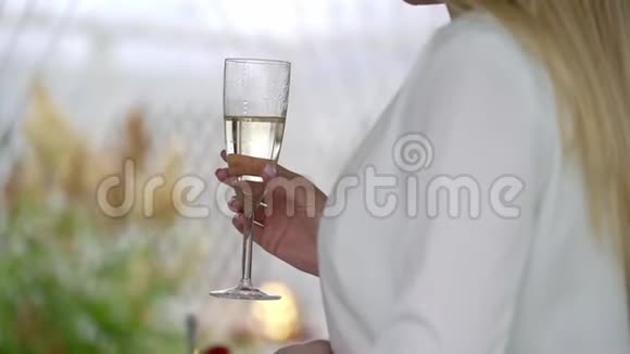 在聚会上手持一杯葡萄酒或香槟或其他酒精饮料的人视频的预览图