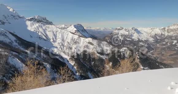 冬天的山景视频的预览图
