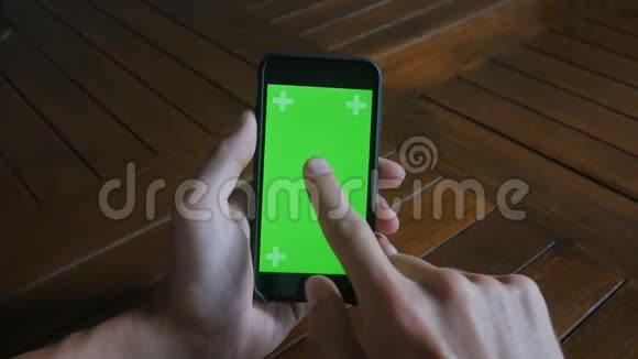 特写男性手触摸智能手机绿色屏幕Chroma键视频的预览图