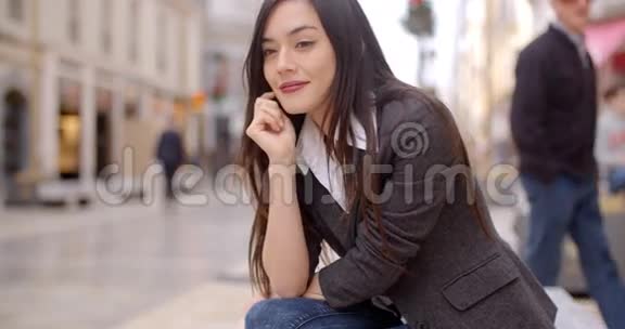 年轻女子坐着等人视频的预览图