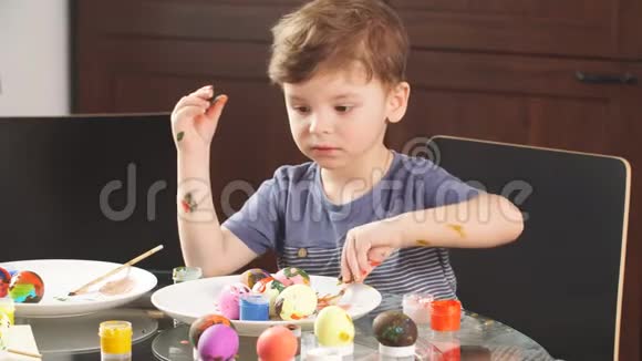 复活节庆祝概念快乐的小男孩装饰复活节彩蛋度假视频的预览图