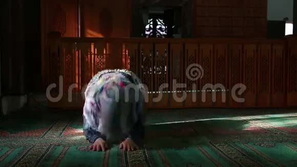 穆斯林女孩在祈祷视频的预览图