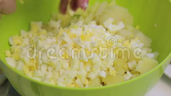 用鸡蛋土豆黄瓜和豌豆煮肉沙拉视频的预览图