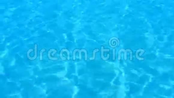 清爽的蓝色泳池水视频的预览图