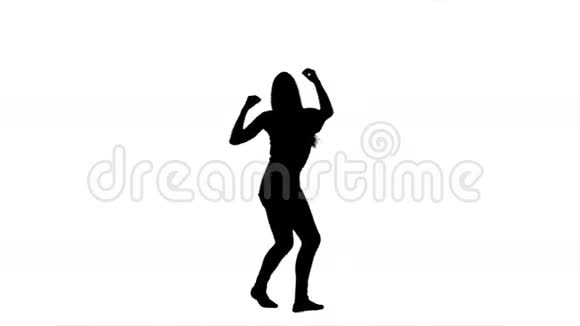 一个女人跳舞开心的剪影视频的预览图