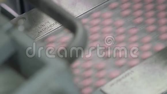 药品生产自动化包装视频的预览图