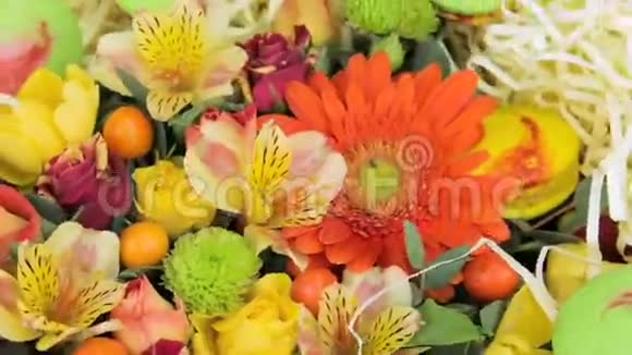 鲜艳的花束和马卡龙视频的预览图