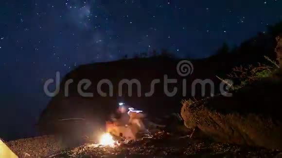 夜晚时分在帐篷上方移动星星视频的预览图