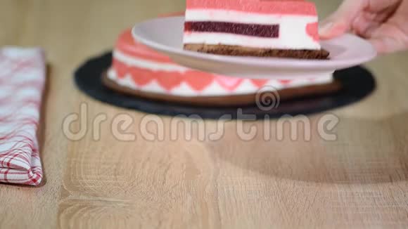 草莓蛋糕片和白巧克力慕斯视频的预览图