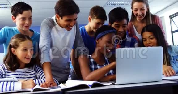 教室里使用笔记本电脑的学生组视频的预览图