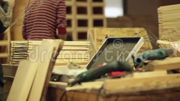 木工在工作电动工具视频的预览图